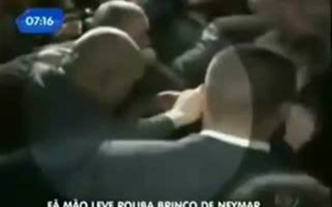Neymar'ın kulağından küpesi çalındı