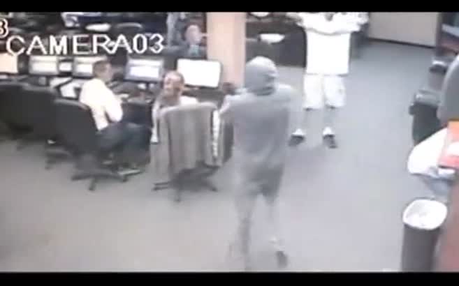 71 yaşında hırsızlara kafa tuttu