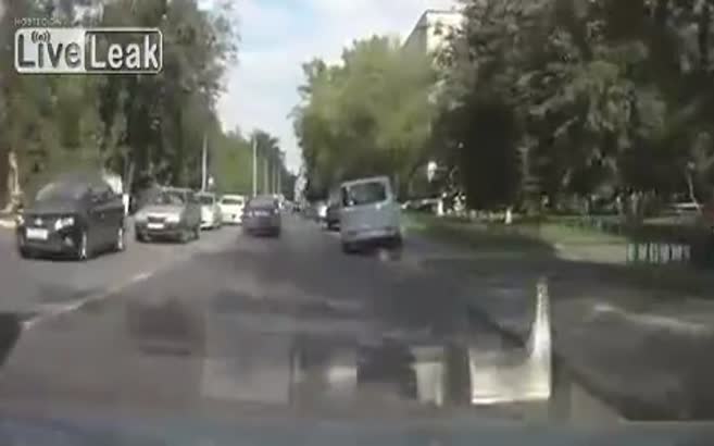 Önündeki araç yayaya kötü çarptı