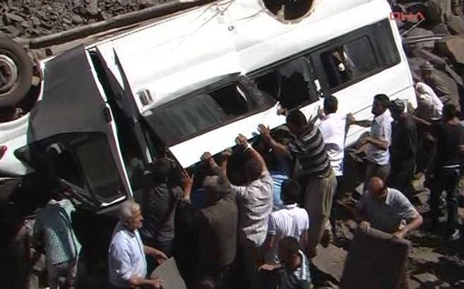 Askerleri taşıyan minibüs uçuruma yuvarlandı