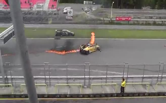 Alevler içinde bir Lamborghini