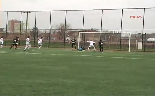 Futbolcular tekme tokat kavga etti