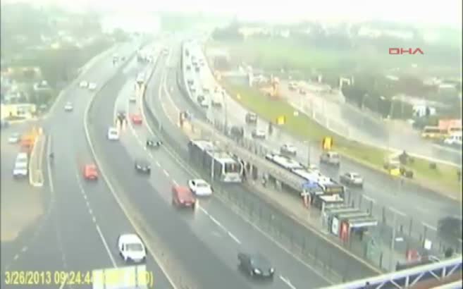 Metrobüs yolundaki TIR dehşeti kamerada