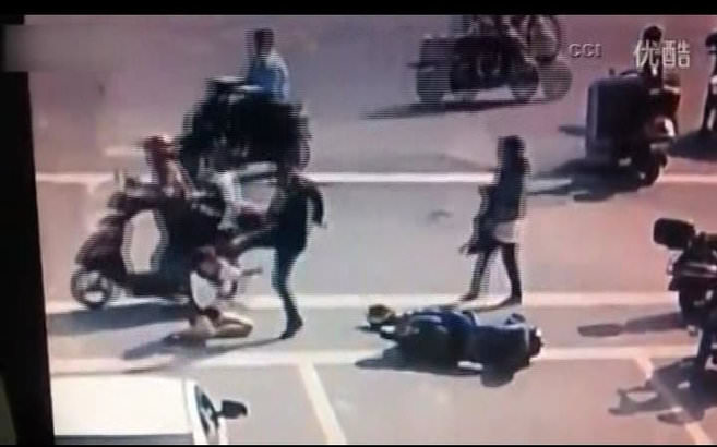 Kadın şoförü tekme tokat dövdü!