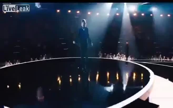 Morgan Freeman canlı yayında uyudu