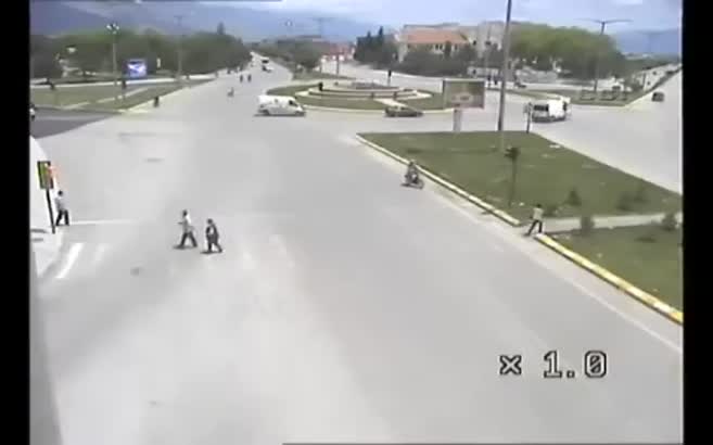 Ambulansın kaza anı kamerada