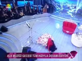 Bülent Ersoy sahnede bayıldı