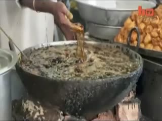 Elini kızgın yağa sokan adam