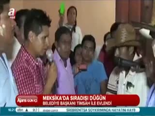 Belediye başkanı timsah ile evlendi