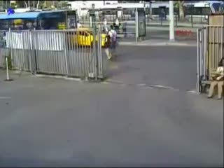 Kabataş'taki otobüs kazası güvenlik kamerasında