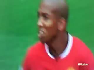 Ashley Young'ın ağzına kuş pisledi
