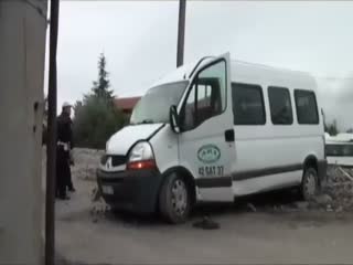 Öğrenci servisi yük treninin altında kaldı