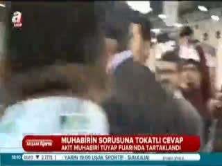 Ekrem Dumanlı'nın koruması Akit muhabirini tokatladı