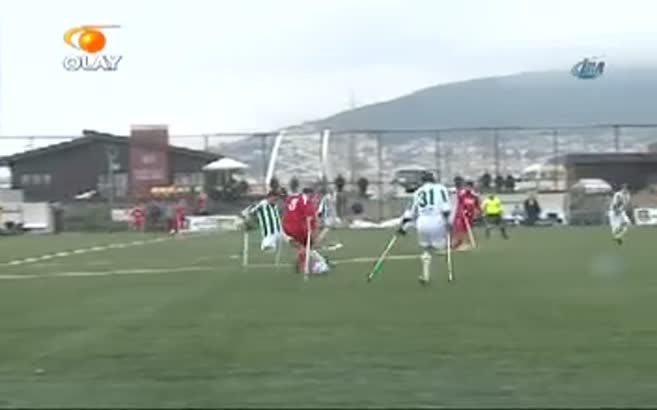 Kırmızı kart gösteren hakemi koltuk değnekleri ile kovaladı