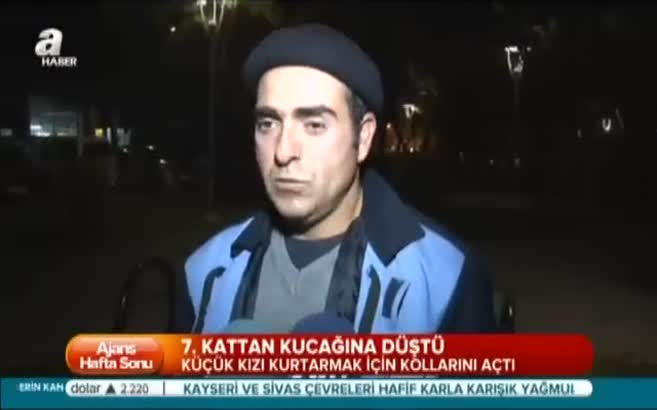 Düşen çocuğu havada yakaladı