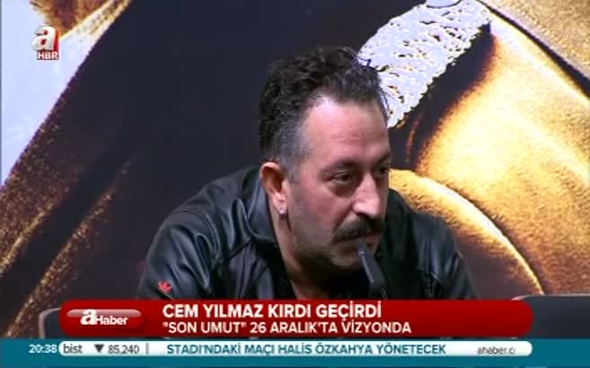 Cem Yılmaz kırdı geçirdi!
