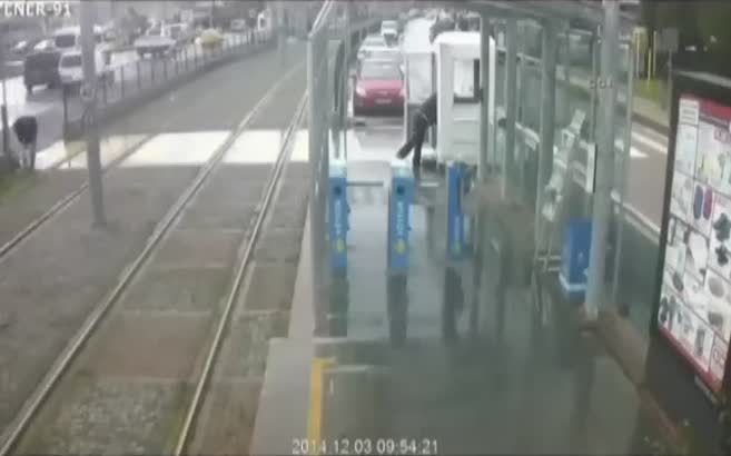 Tramvay yolundaki kazalar güvenlik kamerasında