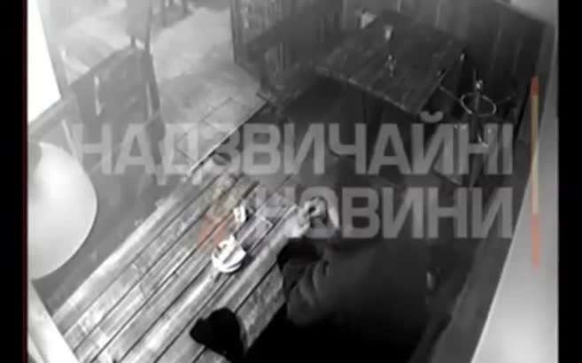 El bombasının pimini çekerek kendini havaya uçurdu