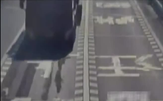 Yol kenarındaki kadını TIR lastiği ezdi