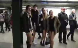 Metroya pantolonsuz bindiler