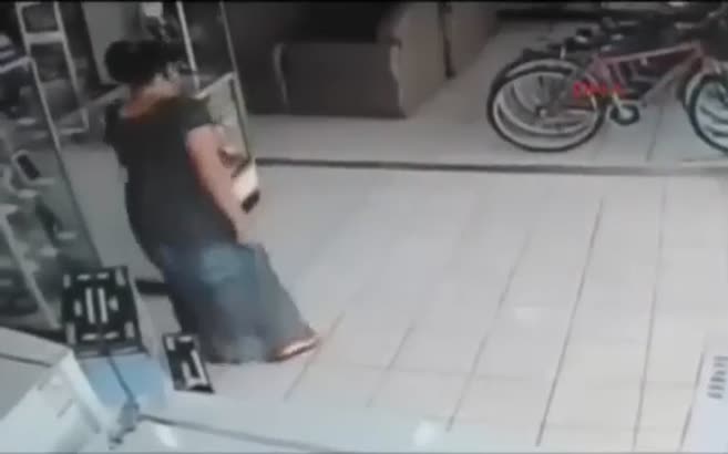Hırsız kadın televizyonu böyle yok etti!