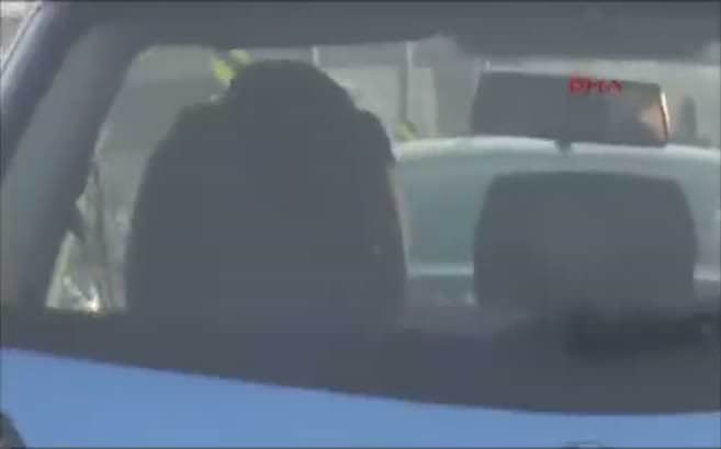 Kadın sürücünün "trafikte makyaj" kazası