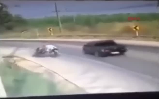 Kaza yapan motosikletlinin başını ezdi!
