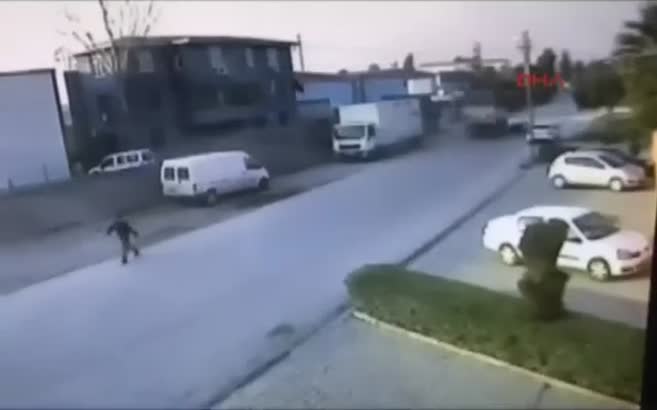 Üzerinden kamyon geçti öldü!