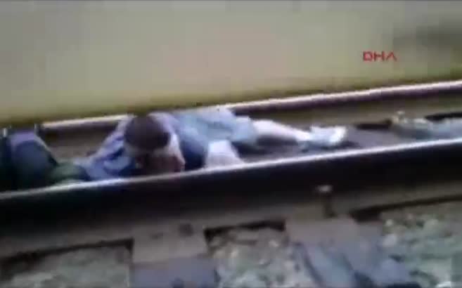 Üstünden tren geçen gencin ölüm oyunu…
