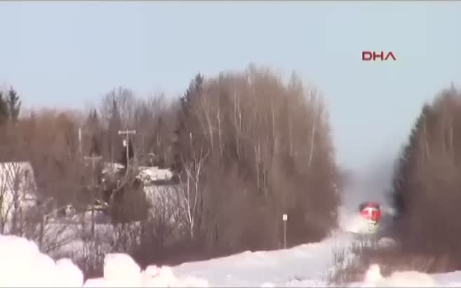 Kanada’da yük treni karları yakarak ilerledi