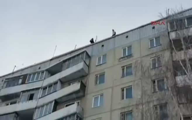 “Bağımsız düşünme yeteneğini geliştirmek için” 9. kattan aşağı atladı