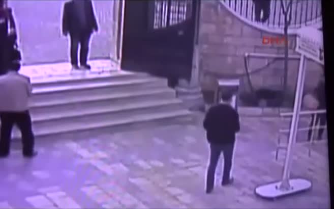 Cami bahçesinde kadına şiddet!