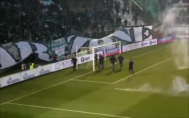 Panathinaikos - Olympiakos derbisinde taraftarlar sahaya girdi