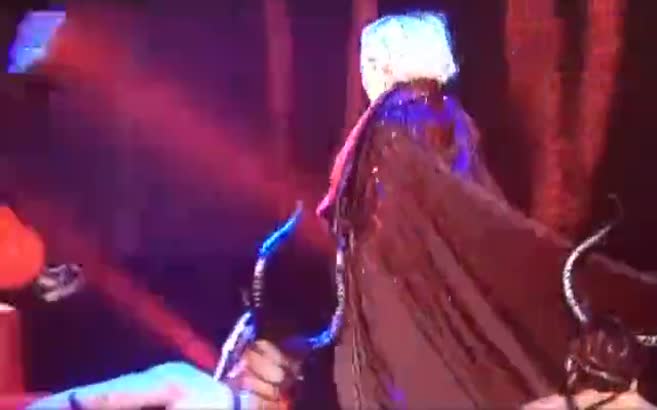 Madonna sahnede böyle düştü!