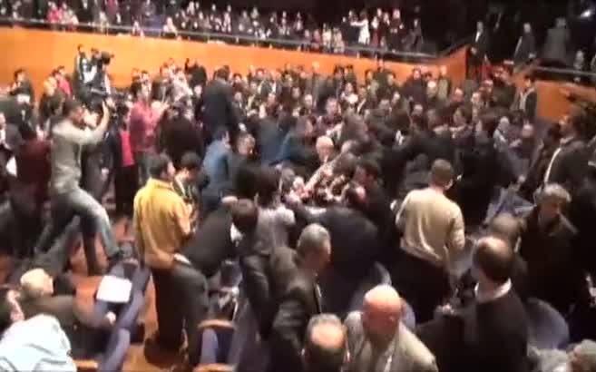 Bursa'da Ahmedinejad'ı protesto etmek isteyen 4 kişiyi dinleyiciler dövdü