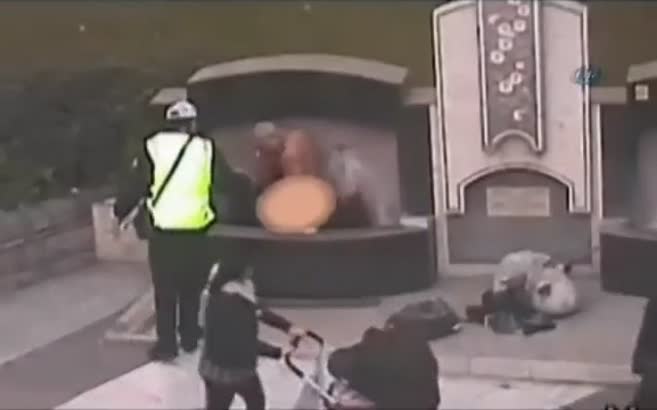 Çıplak vatandaş MOBESE’ye takıldı