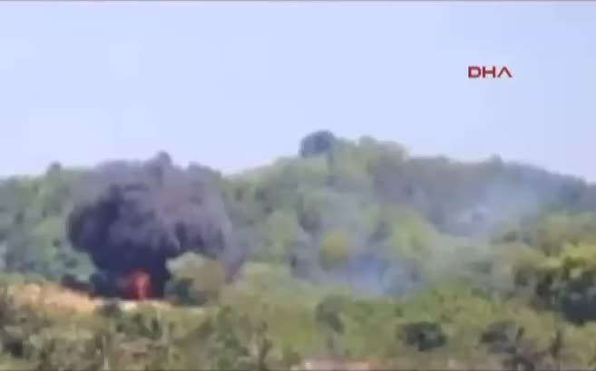 Gösteri uçakları havada çarpıştı