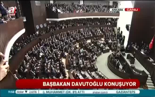 Davutoğlu, işaret diliyle karşılandı