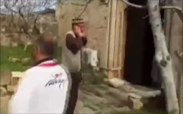 Ezan sesini kornayla susturmaya çalıştı