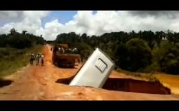 Brezilya’da yolcu otobüsü sele kapıldı