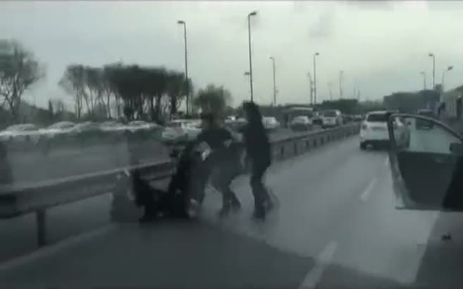 E-5 ortasında aile boyu kavga!