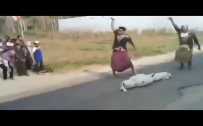 Cenaze tabuttan düştü taşıyanlar devam etti!