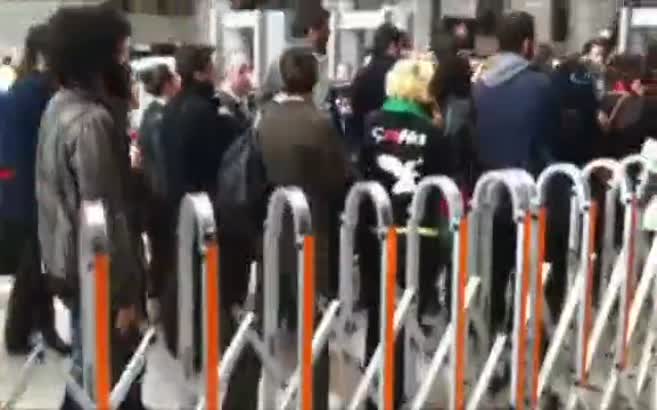 Eylem yapan avukatlar güvenliği aşarak adliyeye girdi