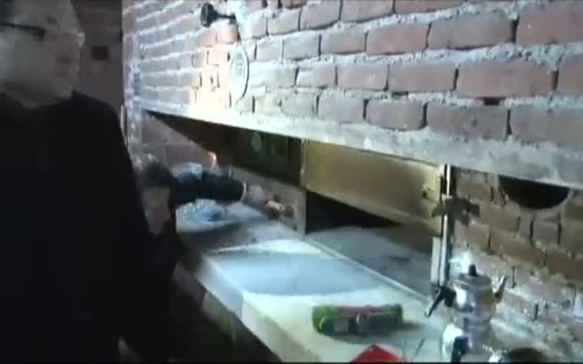 Hayvan yemiyle ekmek yaparken yakalandılar