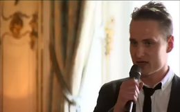 Danimarka Kraliçesi, sen diyen gazeteciyi tersledi