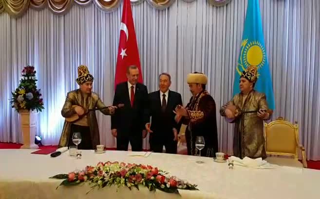 Erdoğan'a Dombra sürprizi