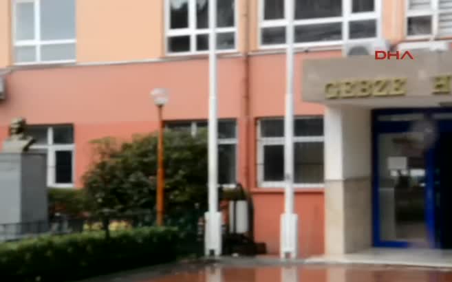 Milletvekili adayı Atatürk büstüne saldırdı