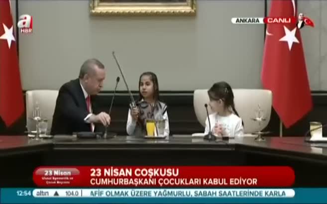 Cumhurbaşkanı Erdoğan'ın annesi için keman çaldı