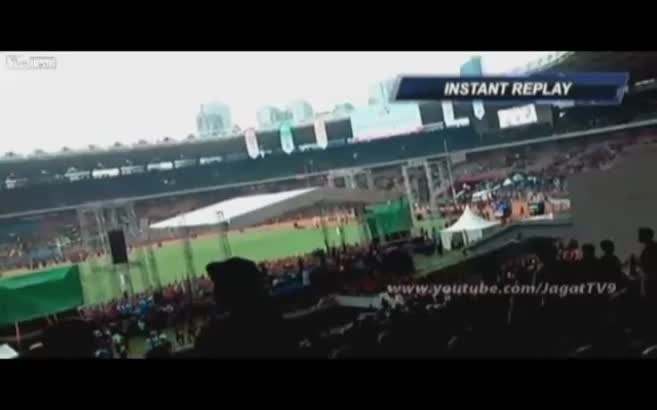 Statta kendini ateşe verip 30 metreden yere atladı