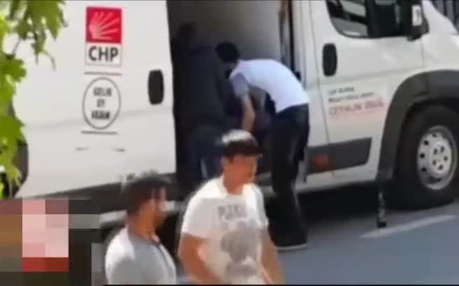CHP'nin seçim minibüsünde kasa kasa biralar